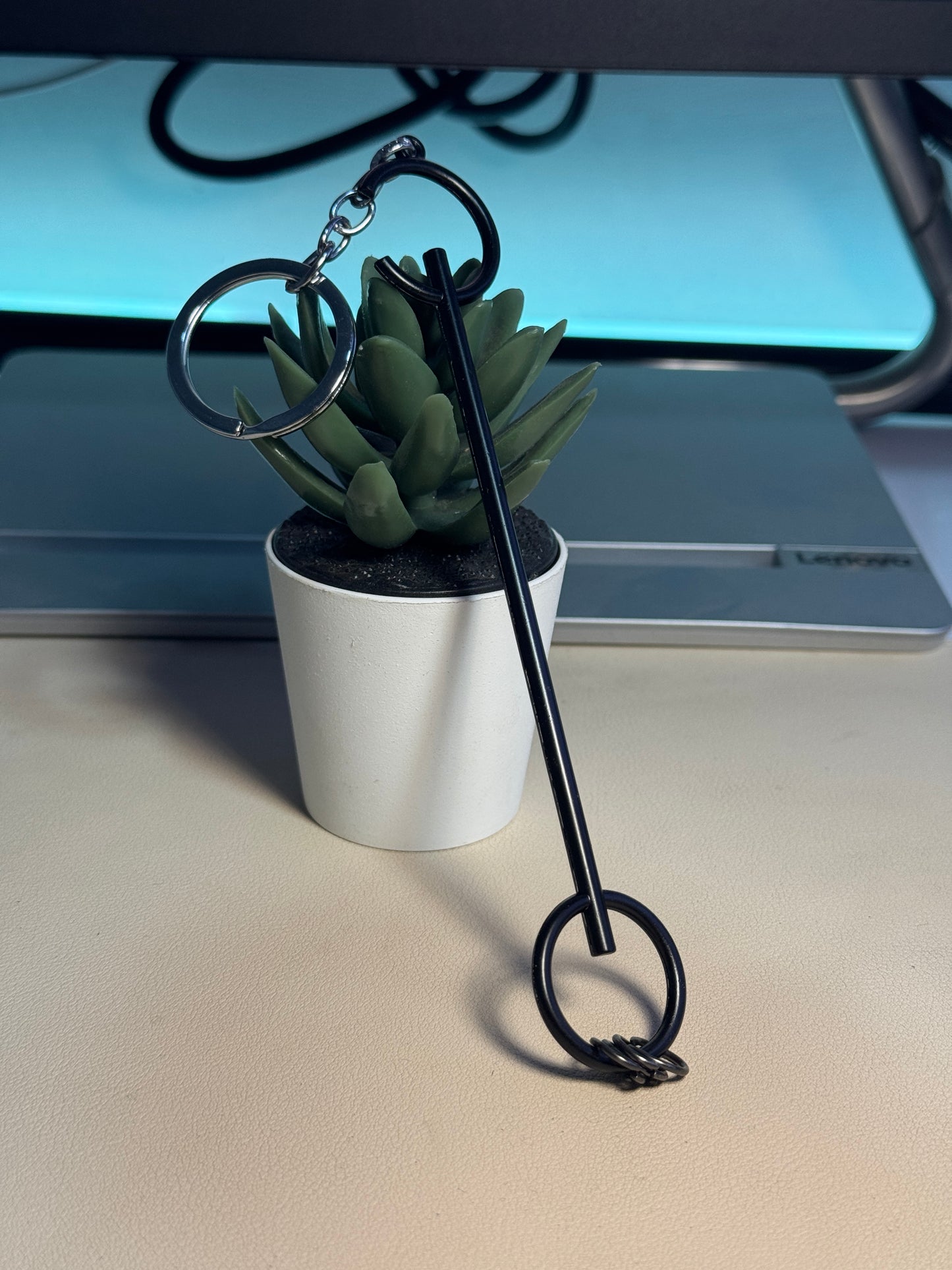 Black Interlocking Rings Keychain – Minimalist Metal Keyring