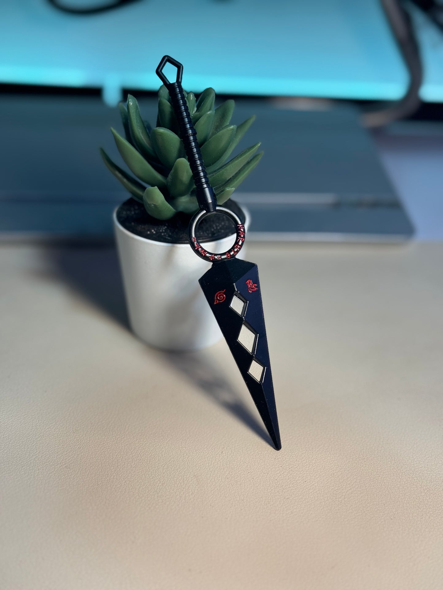 Black Kunai Keychain with Silver Accents – Anime-Inspired Collectible