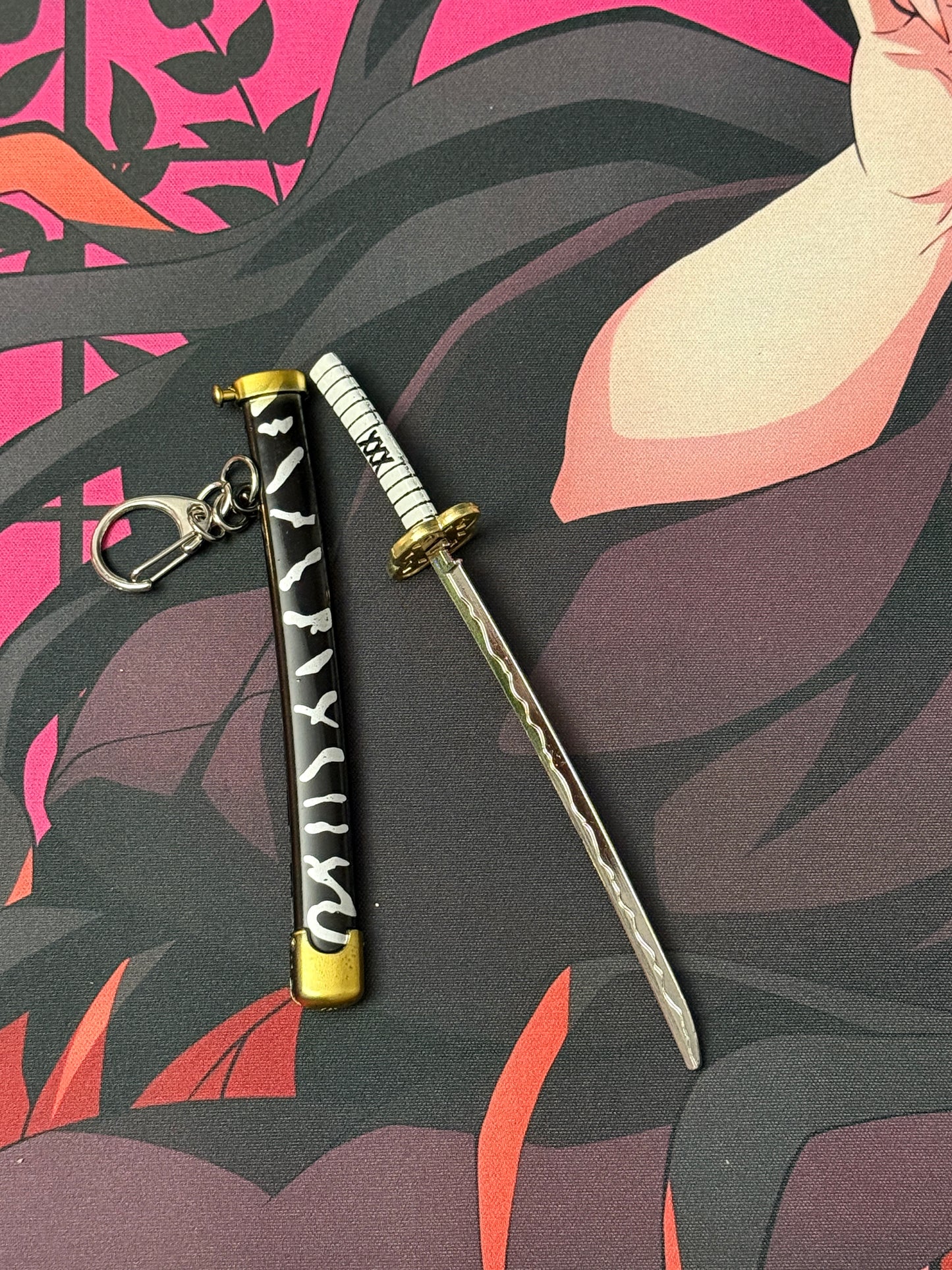 Anime Inspired Metal Katana Keychain / Mini Collectible - 15cm Black & White Patterned Sword
