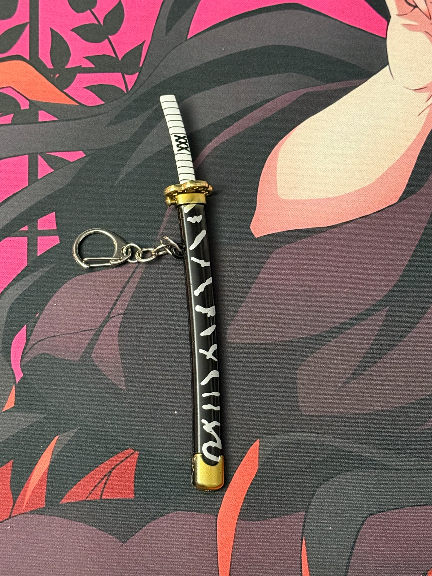 Anime Inspired Metal Katana Keychain / Mini Collectible - 15cm Black & White Patterned Sword